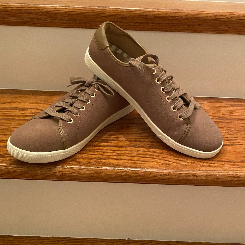 Vionic Brinley Sneakers. Size 9 wide. Light Tan